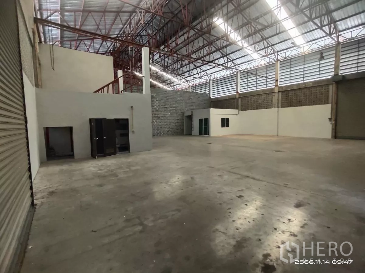 Warehouse for rent in Min Buri, Bangkok - Open storage area with ventilation panels and offices positioned on both sides.