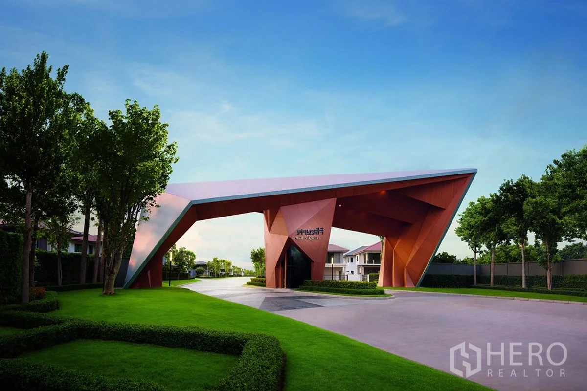 独立式住宅 出租或出售在Pathum Thani - 小区入口门楼与修剪草坪