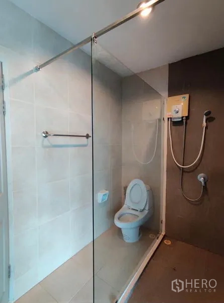 ทาวน์เฮาส์ ให้เช่าในSuan Luang, Bangkok - ห้องน้ำสไตล์โมเดิร์น ฉากกั้นอาบน้ำกระจกและเครื่องทำน้ำอุ่น