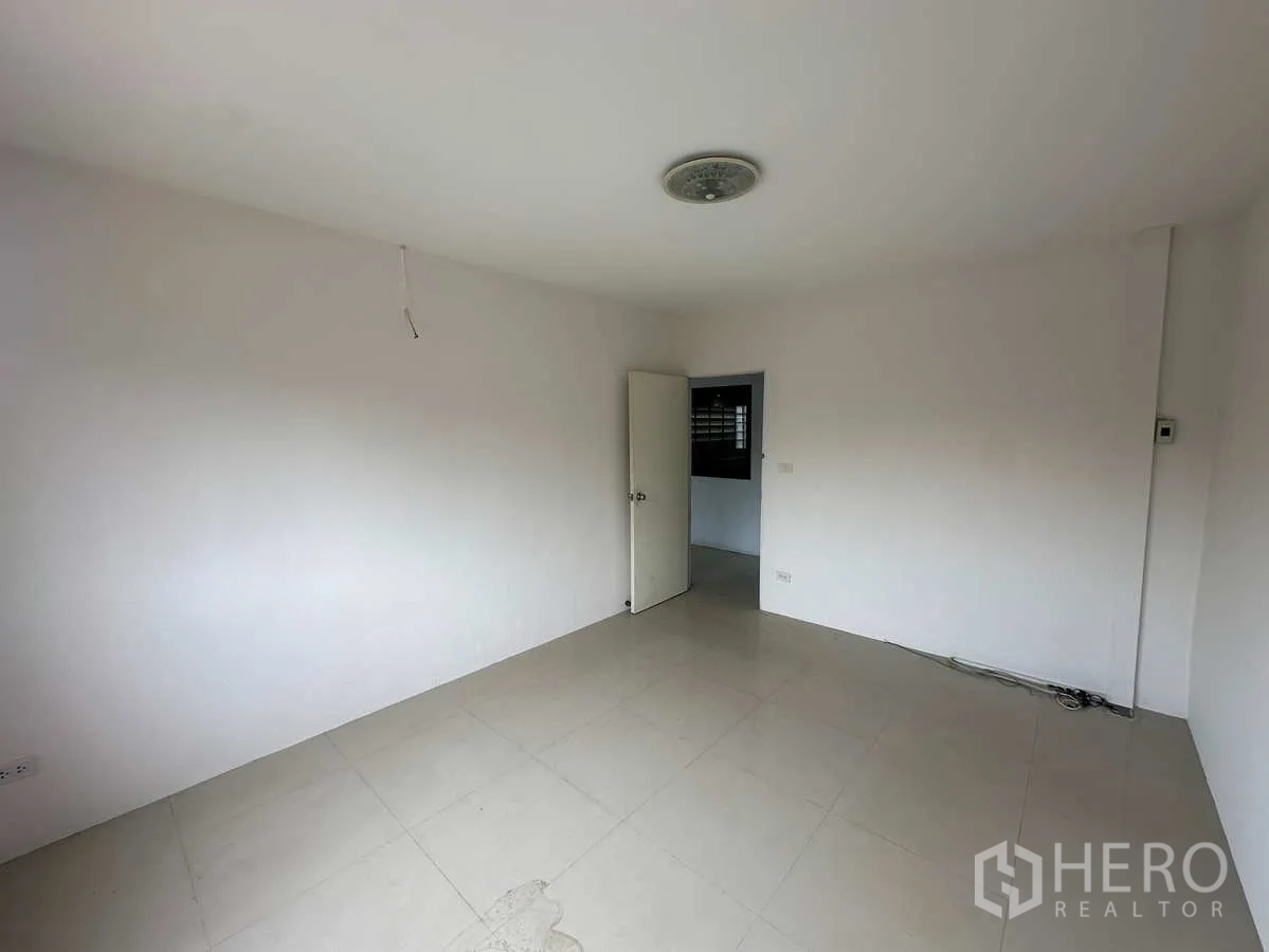 คลังสินค้า ให้เช่าหรือขายในBang Yai, Nonthaburi - ห้องชั้นบนโล่ง ผนังสีขาว พื้นกระเบื้อง เหมาะดัดแปลงเป็นออฟฟิศ