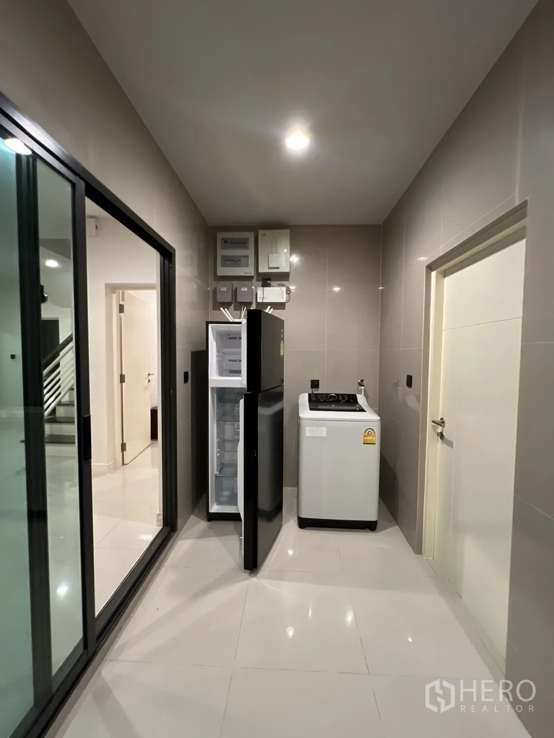 บ้าน ให้เช่าหรือขายในBang Kapi, Bangkok - ห้องอเนกประสงค์ชั้นล่าง มีตู้เสื้อผ้าและโซฟาเบด