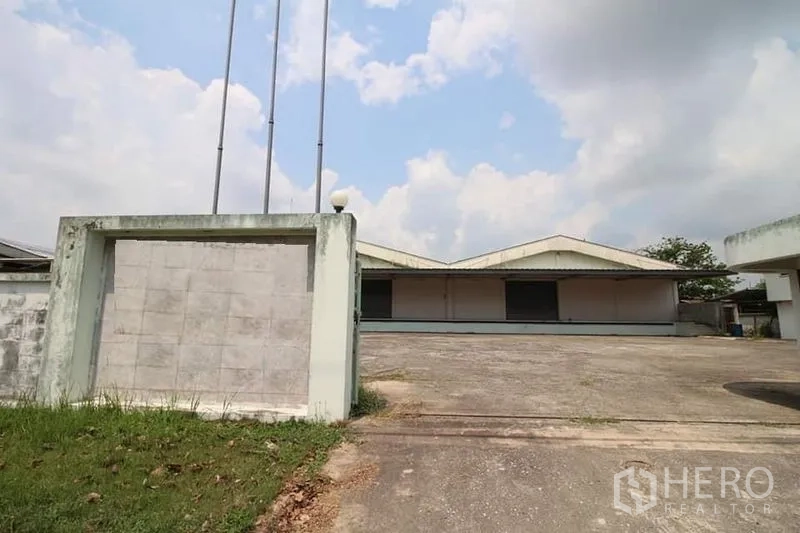 คลังสินค้า ขายในPhanat Nikhom, Chon Buri - ทางเข้าและกำแพงรอบโครงการ มุ่งสู่ท่าโหลดของโกดัง