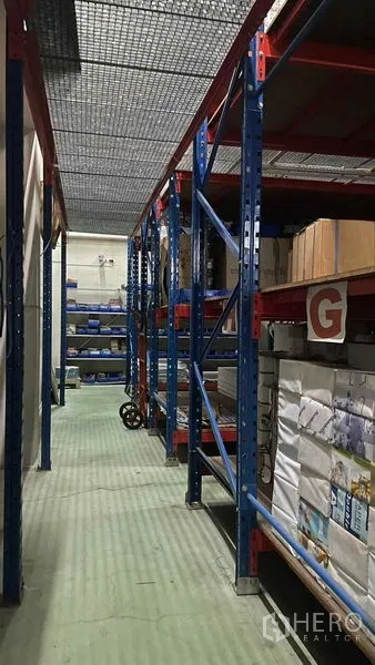 คลังสินค้า ให้เช่าหรือขายในBangkok Yai, Bangkok - ทางเดินชั้นวางอุตสาหกรรม พร้อมกล่องสินค้าในโกดังที่ปลอดภัย