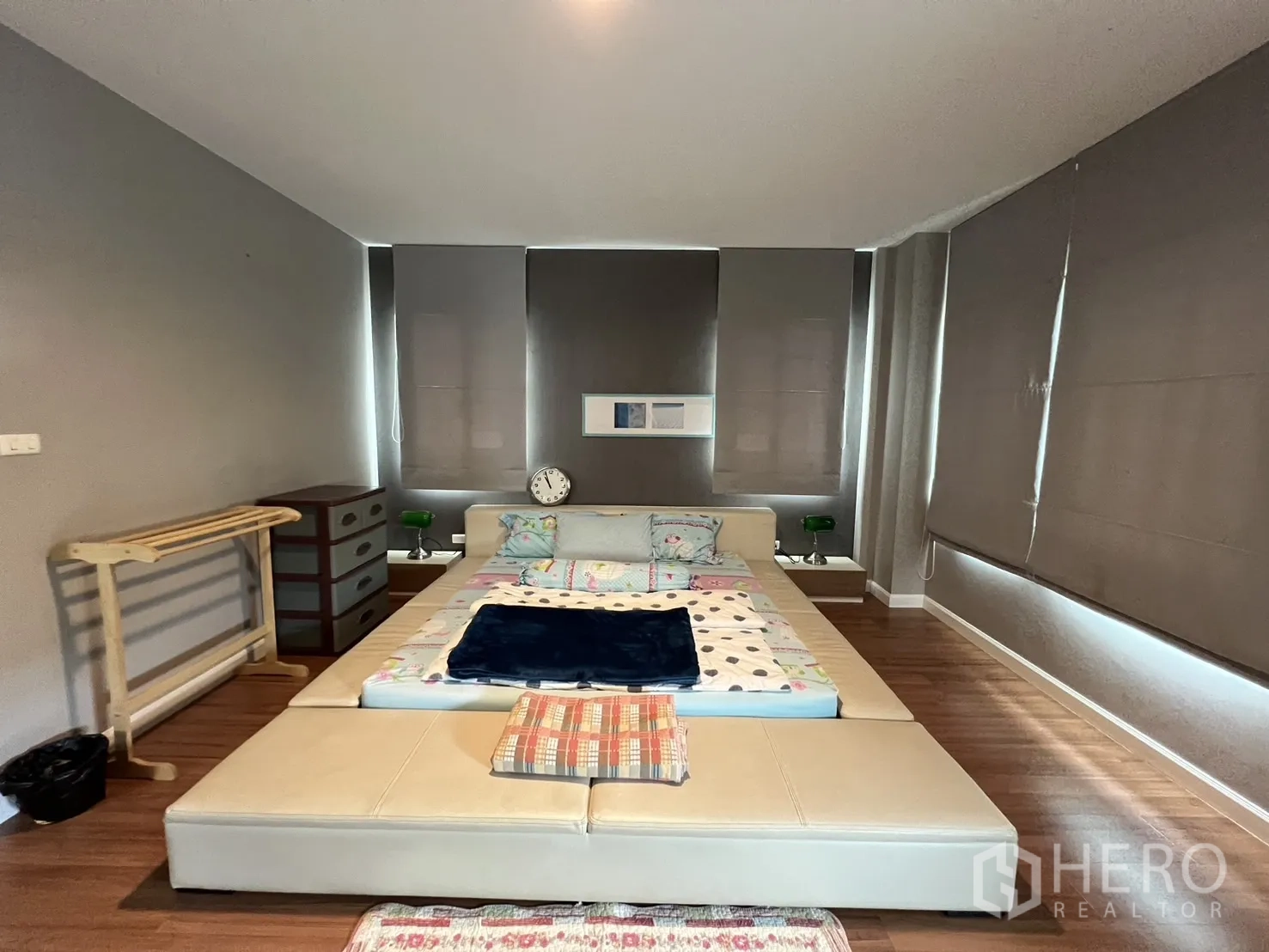 Detached House for rent in Bang Kapi, Bangkok - Front view of the master bedroom with platform bed and side tables.
