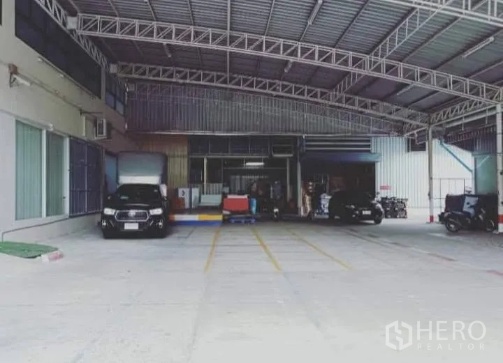 โกดัง for rent in Bang Kho Laem, Bangkok - ลานโหลดสินค้าคลุมหลังคาของโกดัง พร้อมประตูม้วน ช่องจอดรถที่ตีเส้น และทางลาดสำหรับรถบรรทุก