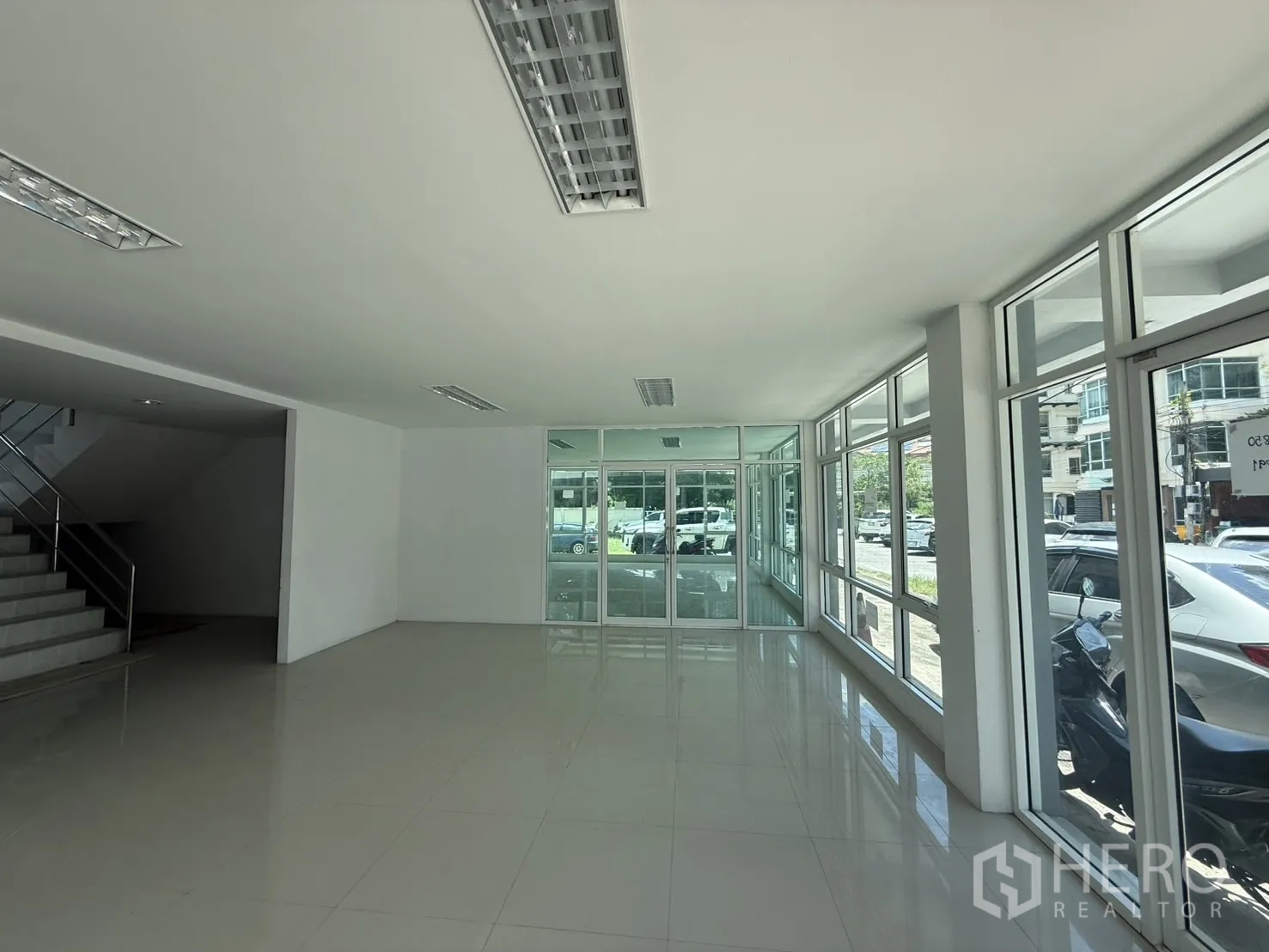 สำนักงาน ให้เช่าในBueng Kum, Bangkok - ชั้นล่างสไตล์โชว์รูม ผนังกระจกบานกว้าง มองออกสู่ที่จอดรถ