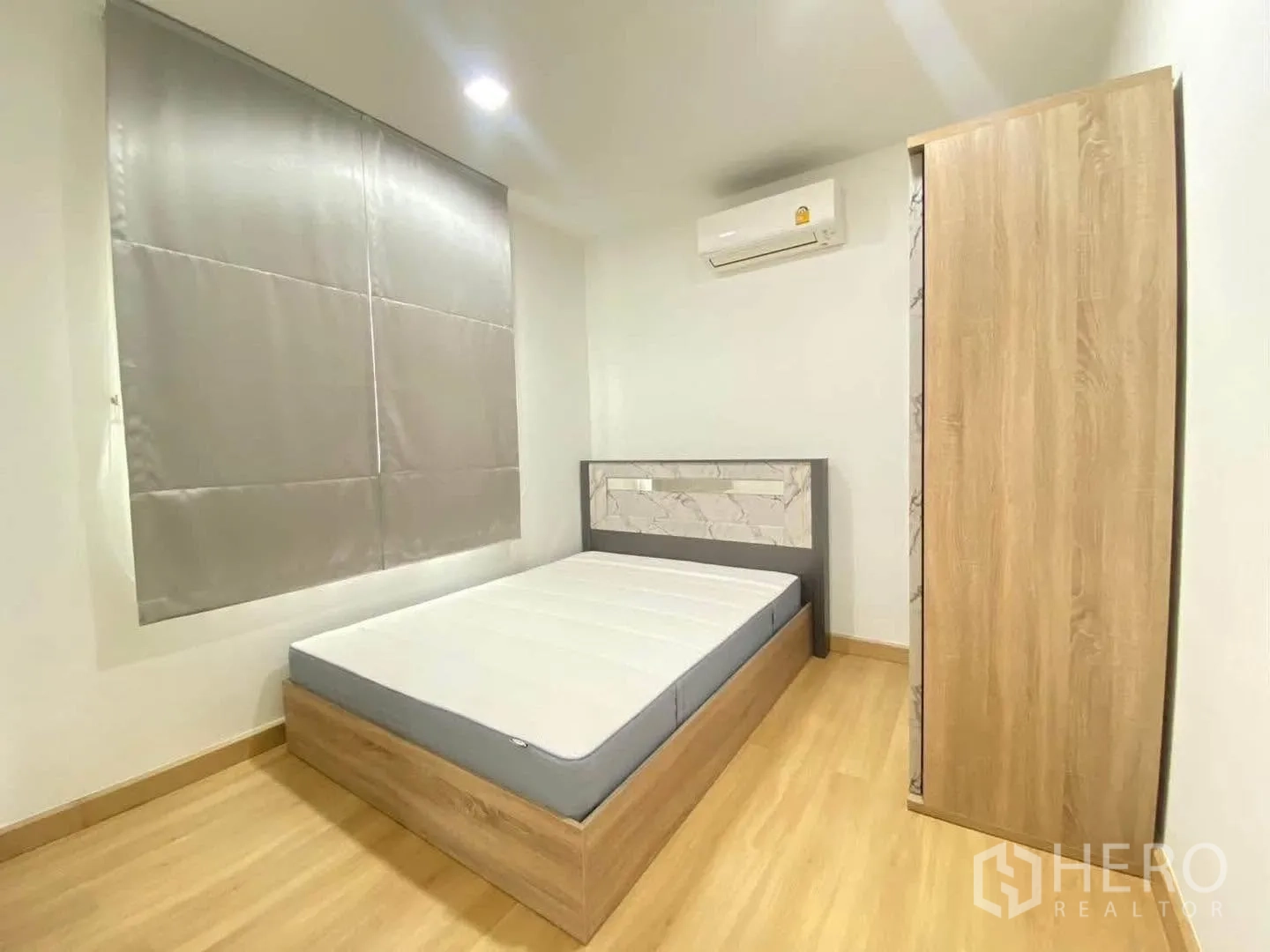 Detached House for rent in Mueang Samut Prakan, Samut Prakan - Secondary bedroom with bed, wardrobe, and air conditioner.