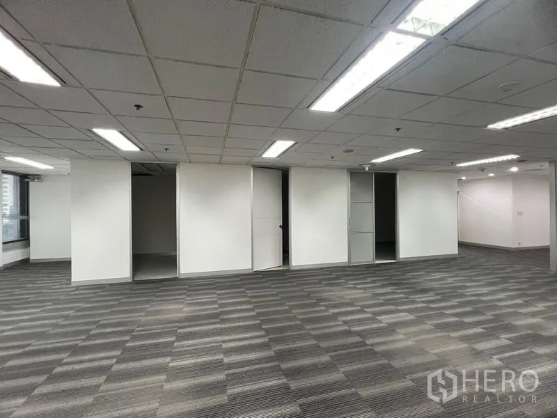 สำนักงาน ให้เช่าในKhlong Toei, Bangkok - สำนักงานเปิดโล่ง ประตูบานเลื่อนสู่ห้องเก็บของหรือห้องประชุม พร้อมไฟฝ้าเพดาน