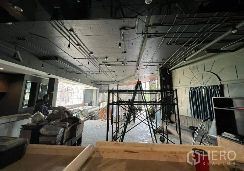 พื้นที่ขายปลีก ให้เช่า - พื้นที่ลึกแบบโอเพ่นพร้อมงานระบบเปลือยและนั่งร้าน มีหน้าต่างตลอดแนวด้านข้าง