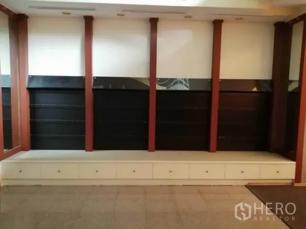 办公空间 出租在Khlong Toei, Bangkok - 整面展示搁架与抽屉墙，适合储物或陈列。