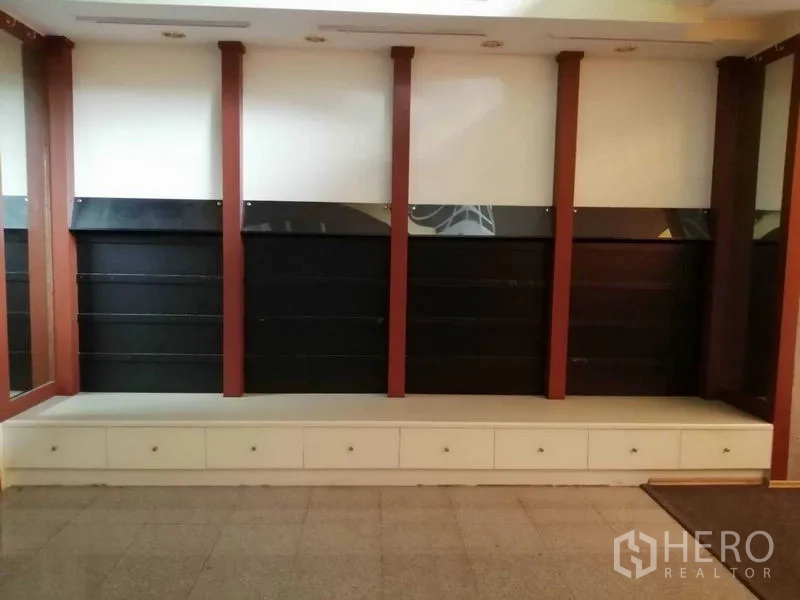 办公空间 出租在Khlong Toei, Bangkok - 整面展示搁架与抽屉墙，适合储物或陈列。