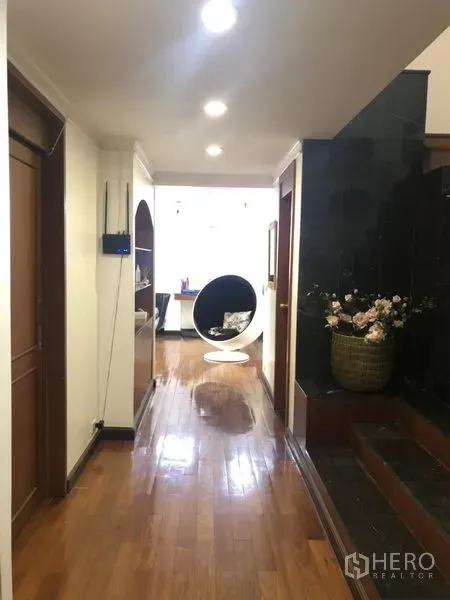 คอนโด ขายในWatthana, Bangkok - ทางเดินสู่ห้องนั่งเล่น เพดานติดส pot light และชั้นโชว์บิลท์อิน