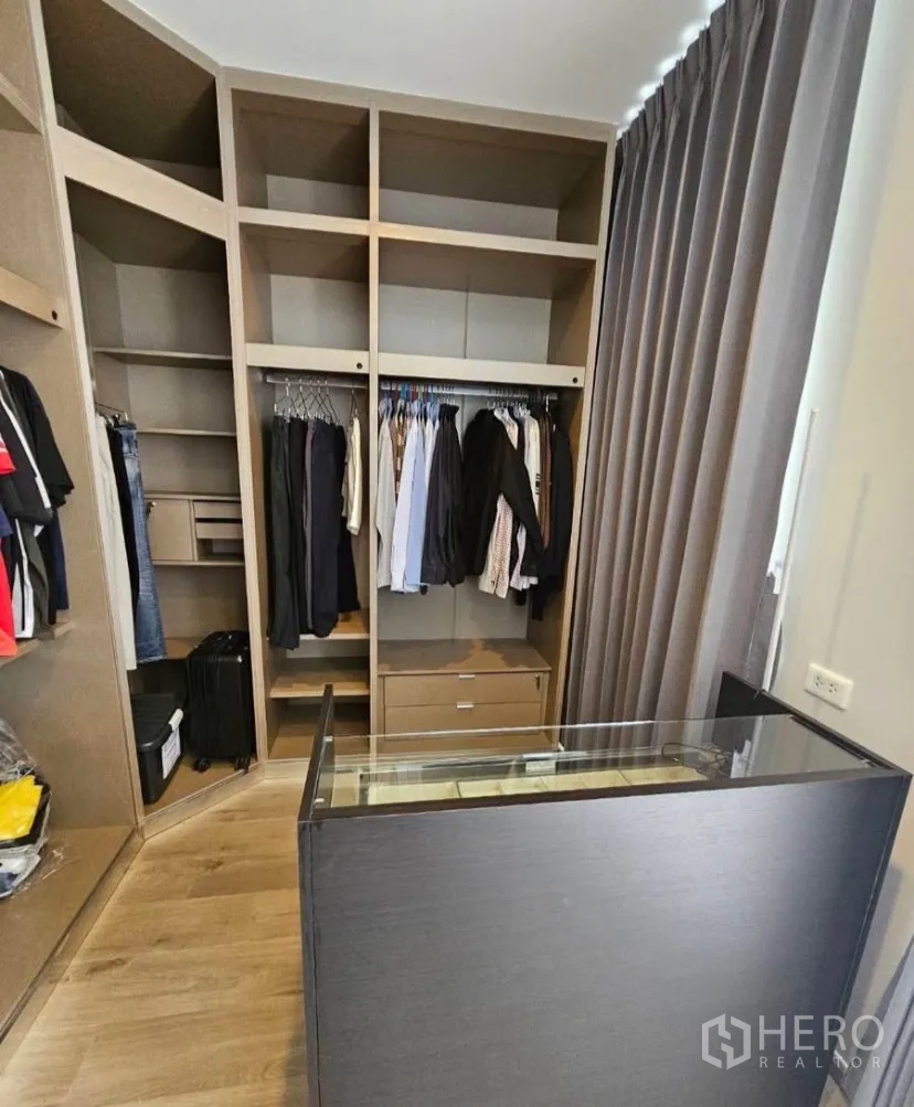 บ้านเดี่ยว for rent or sale in Lat Krabang, Bangkok - ห้องแต่งตัววอล์กอินพร้อมชั้นบิลท์อิน ราวแขวน และไอส์แลนด์เก็บของ