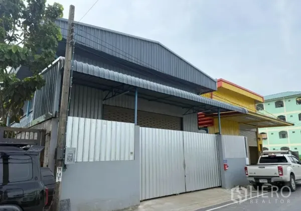 คลังสินค้า ให้เช่าหรือขายในBang Sao Thong, Samut Prakan - มุมด้านข้างโกดังผนังเมทัลชีท ประตูบานเลื่อนและกันสาด