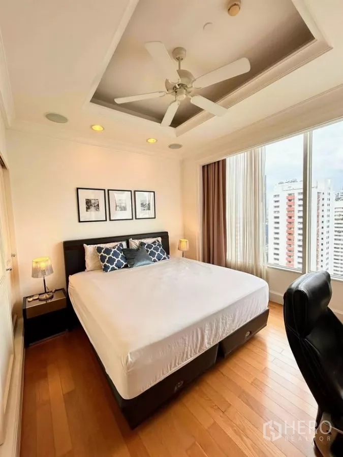 คอนโด ขายในWatthana, Bangkok - ห้องนอนที่สอง เตียงคิง เพดานหลุม ไฟดาวน์ไลท์ และวิวสกายไลน์