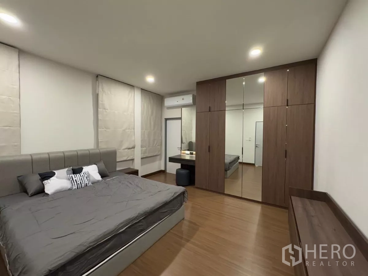 Detached House for rent in Bang Phli, Samut Prakan - Secondary bedroom with king bed and mirrored wardrobe cabinetry
