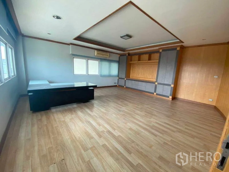 货栈 出租在Pathum Thani - 行政办公室，木纹地板与内置柜体