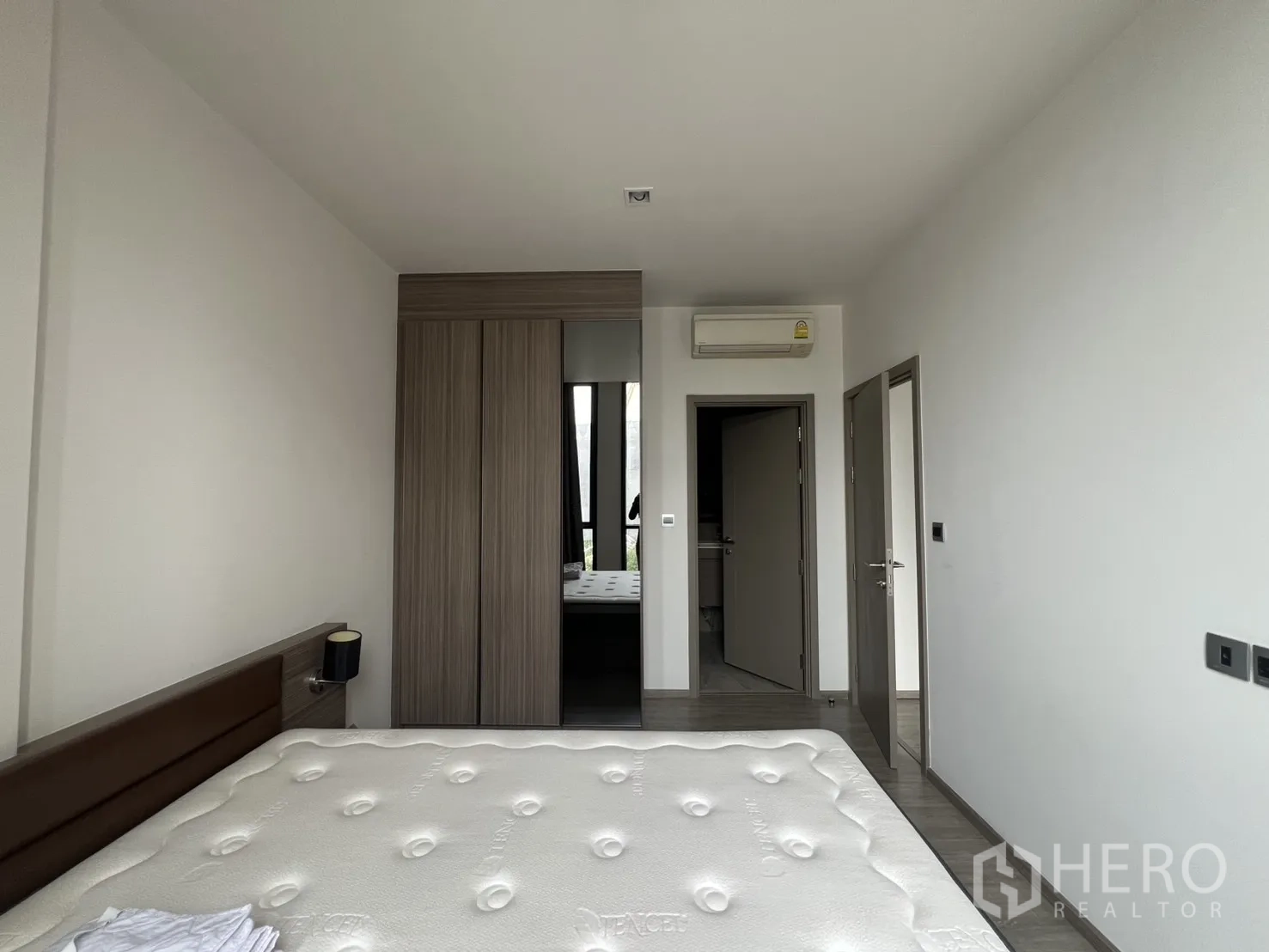 คอนโด for rent in Watthana, Bangkok - ห้องนอนสว่างพร้อมเตียง ตู้เสื้อผ้าบิวท์อิน และเครื่องปรับอากาศติดผนัง