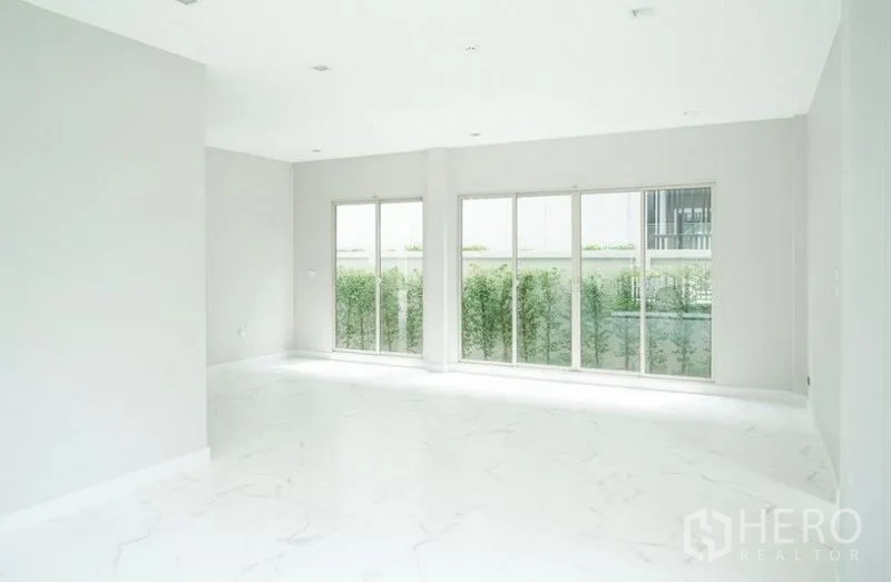 独立式住宅 出租 - 明亮起居空间，整面落地窗观赏绿篱景。