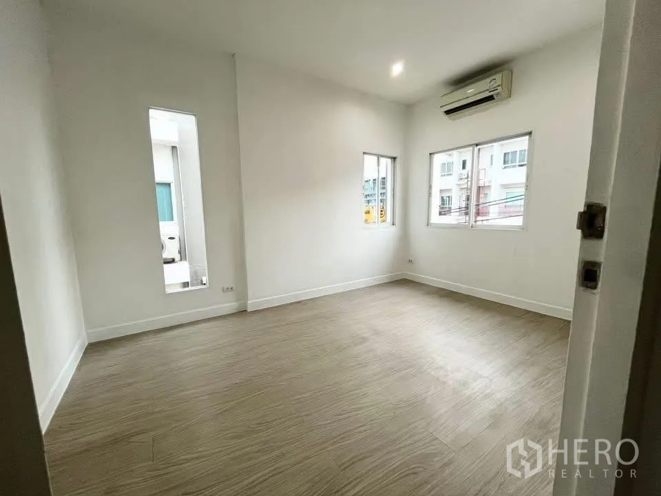 Home Office for rent in Bueng Kum, Bangkok - Corner bedroom with windows on two sides and wall-mounted air conditioner