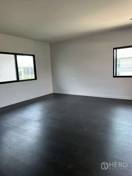 บ้าน ขายในLam Luk Ka, Pathum Thani - ห้องนอนชั้นบนขนาดใหญ่ พื้นไม้เข้ม มีหน้าต่าง