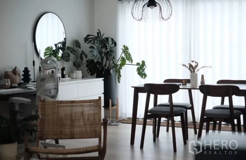 Townhouse for rent in Bang Phli, Samut Prakan - Bright dining zone with designer chandelier, sheer drapes and greenery creating a warm ambiance.