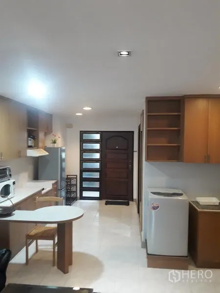 คอนโด ให้เช่าในWatthana, Bangkok - ครัวเปิดตู้ไม้ เคาน์เตอร์รับประทานอาหาร และเครื่องใช้ไฟฟ้าใกล้ประตูทางเข้า