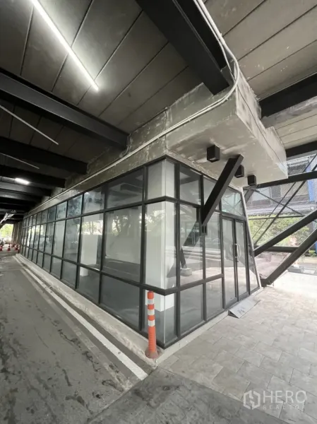零售空间 出租在Ratchathewi, Bangkok - 转角玻璃店面，双开玻璃门与外露钢结构