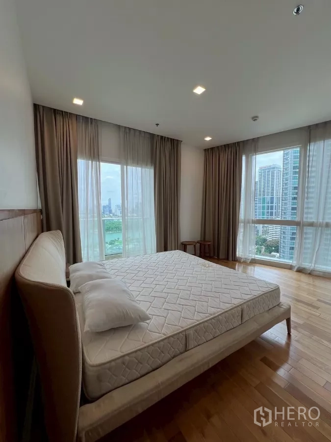 公寓 出租在Khlong Toei, Bangkok - 主卧带转角落地窗，木地板，开阔园景与天际线视野。