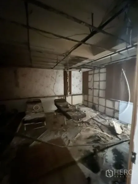 店屋 出租在Watthana, Bangkok - 昏暗后室，天花骨架外露，旧设施待翻新。