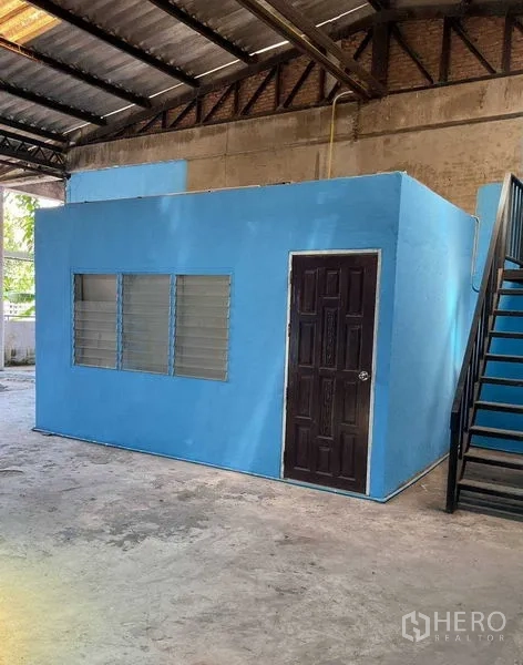 Warehouse for rent in Sai Noi, Nonthaburi - Internal office box with louvered windows and stairs inside the warehouse.