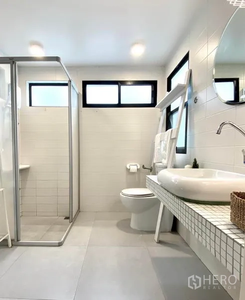 ทาวน์เฮาส์ ให้เช่าในKhlong Toei, Bangkok - ห้องน้ำสว่าง มีตู้ฝักบัว เคาน์เตอร์อ่างล้างหน้ายาว และกระเบื้องสีขาว