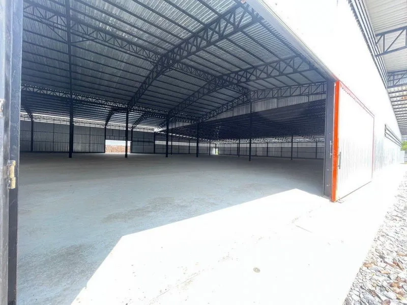 โรงงาน ให้เช่าในMueang Samut Sakhon, Samut Sakhon - พื้นโรงงานกว้าง เปิดช่องรับแสงและประตูด้านข้างหลายจุด