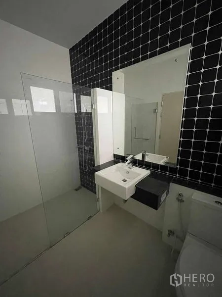บ้าน ขายในLat Krabang, Bangkok - ห้องน้ำผนังกระเบื้องลายเรขาคณิตสีดำ พร้อมตู้ Shower กระจก อ่างล้างหน้าและกระจก