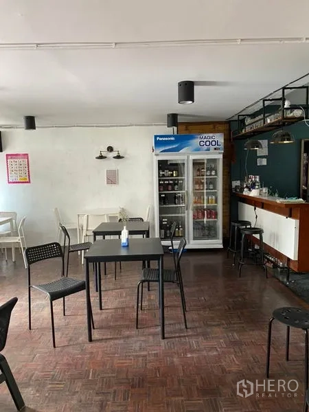 สำนักงานที่บ้าน ให้เช่าในPathum Wan, Bangkok - พื้นที่ทำงานเปิดโล่ง มีโต๊ะ ตู้แช่โชว์ และเคาน์เตอร์บาร์พร้อมไฟแขวน