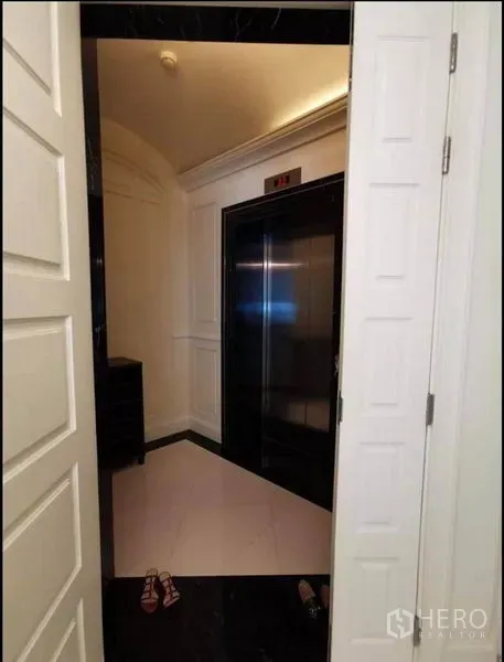 คอนโด ให้เช่าในWatthana, Bangkok - โถงลิฟต์ส่วนตัว ประตูลิฟต์สีดำ ผนังบัวสีขาว