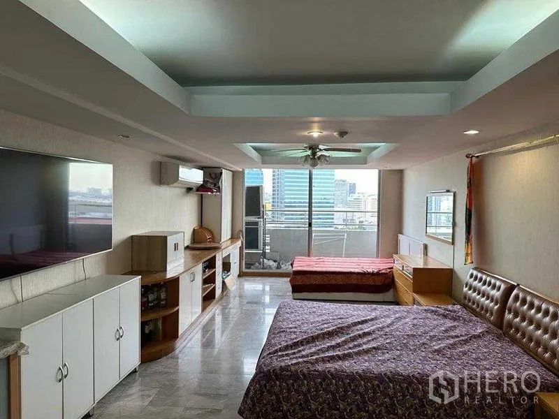 คอนโด ขายในChatuchak, Bangkok - ห้องนอน/ห้องเอนกประสงค์ขนาดใหญ่ เตียงสองหลัง ระเบียง และวิวสกายไลน์