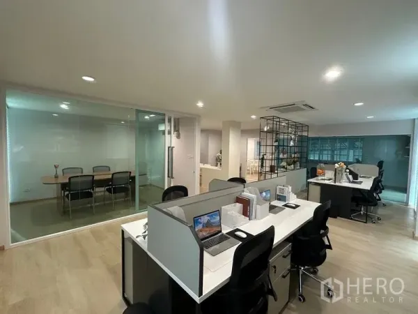 货栈 出售在Pathum Thani - 开放式办公室，设工位、玻璃会议室与筒灯，位于仓库综合体内。