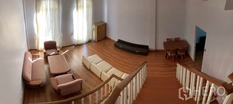 ทาวน์เฮาส์ ให้เช่าในYan Nawa, Bangkok - ห้องนั่งเล่นชั้นบนพื้นไม้ พร้อมโซฟาหลายชุด