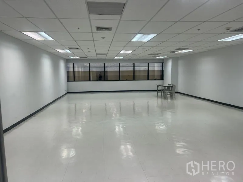 สำนักงาน ให้เช่าในWatthana, Bangkok - พื้นที่สำนักงานแผนผังเปิดพร้อมแนวหน้าต่างยาวและไฟฟลูออเรสเซนต์