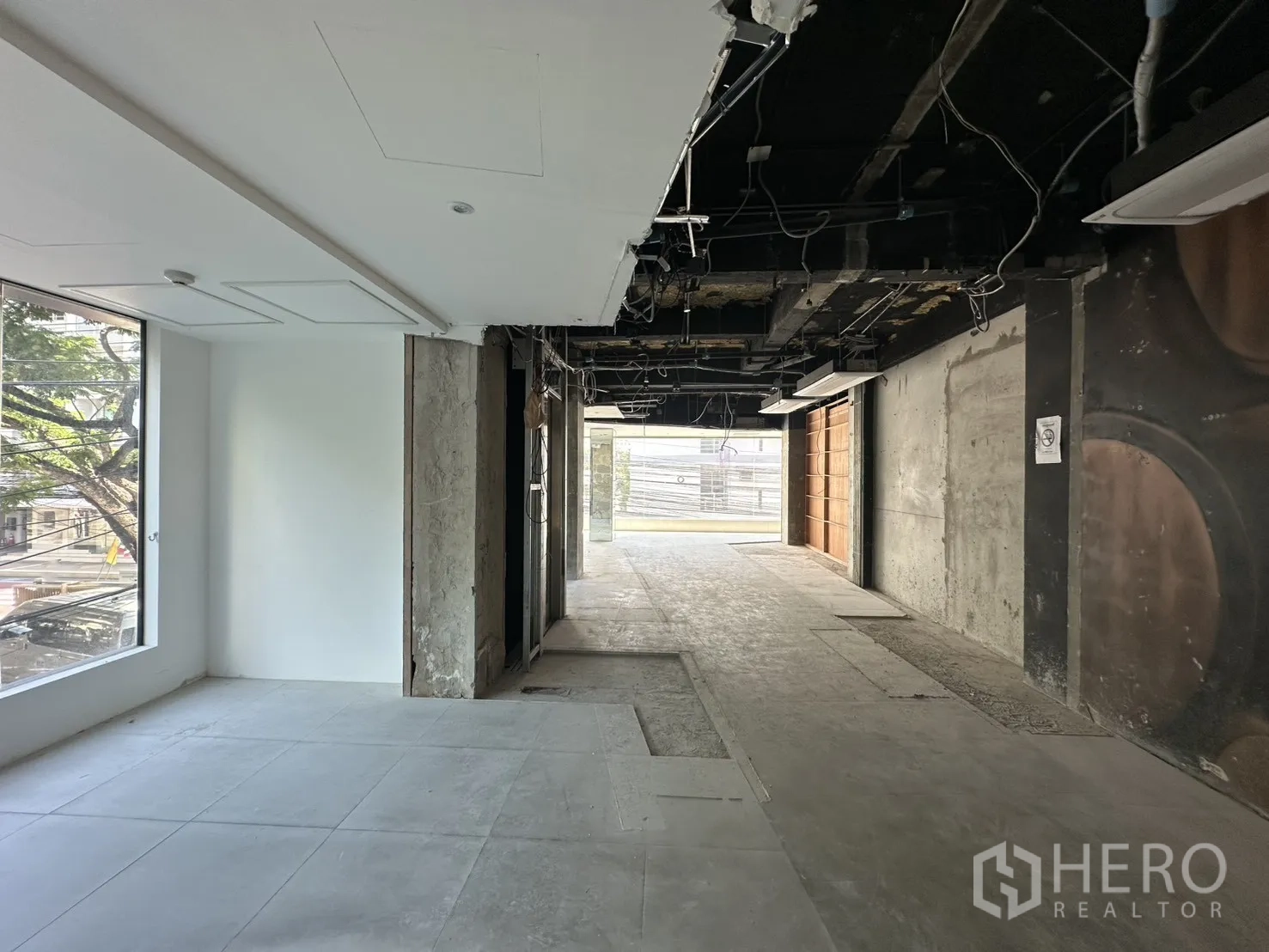 Retail Space for rent in Watthana, Bangkok - Walkway through a mixed-finish space toward the front glazing and street view.