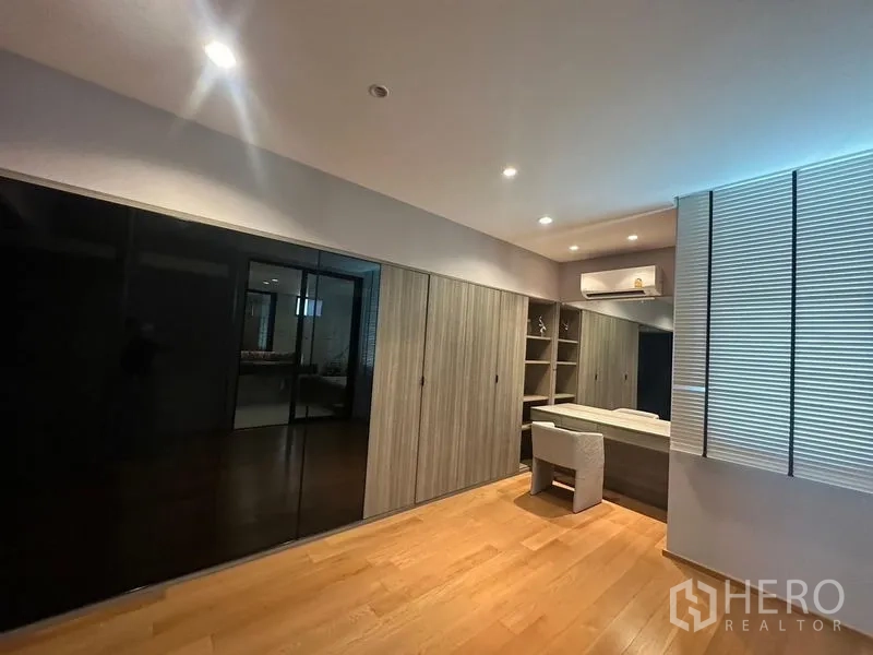 ทาวน์เฮาส์ ขายในSaphan Sung, Bangkok - ห้องแต่งตัวขนาดใหญ่พร้อมตู้เสื้อผ้าเต็มผนัง โต๊ะเครื่องแป้ง และเครื่องปรับอากาศ