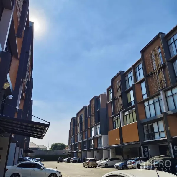 สำนักงานที่บ้าน ให้เช่าหรือขายในWatthana, Bangkok - แถวอาคารโฮมออฟฟิศพร้อมพื้นที่จอดรถกลางโครงการ ใต้ท้องฟ้าโปร่ง