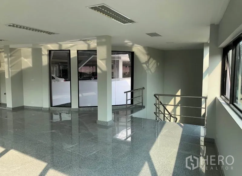 办公空间 出租在Khlong Toei, Bangkok - 楼上办公区，三面大窗与转角护栏，采光充足。