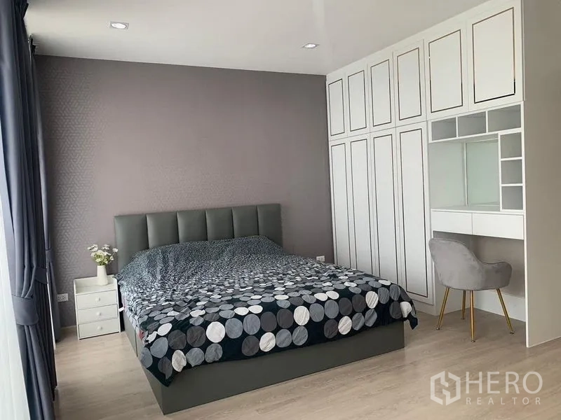 联排别墅 出租 - 主卧宽敞，软包床、嵌入式衣柜与梳妆书桌。