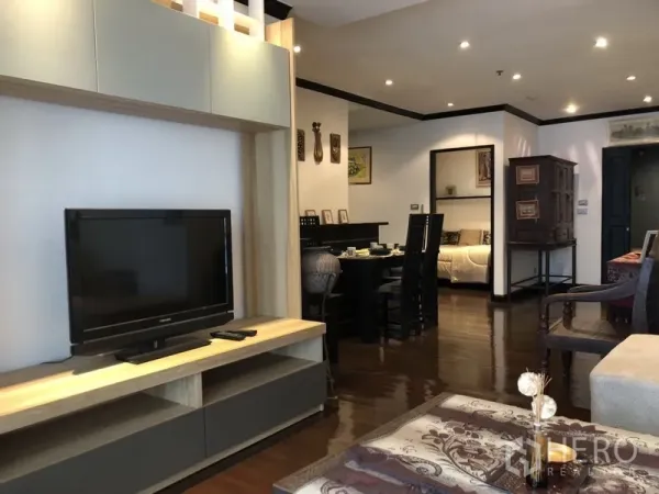 คอนโด ให้เช่าในWatthana, Bangkok - ชั้นวางทีวีบิลท์อินในโซนนั่งเล่น มองไปยังส่วนทานอาหารและทางเข้าห้องนอน