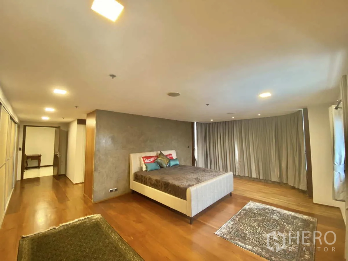 คอนโด ให้เช่าหรือขายในWatthana, Bangkok - ห้องนอนใหญ่กว้าง พื้นไม้ เตียงคิง ไฟดาวน์ไลท์ และม่านเต็มความสูง