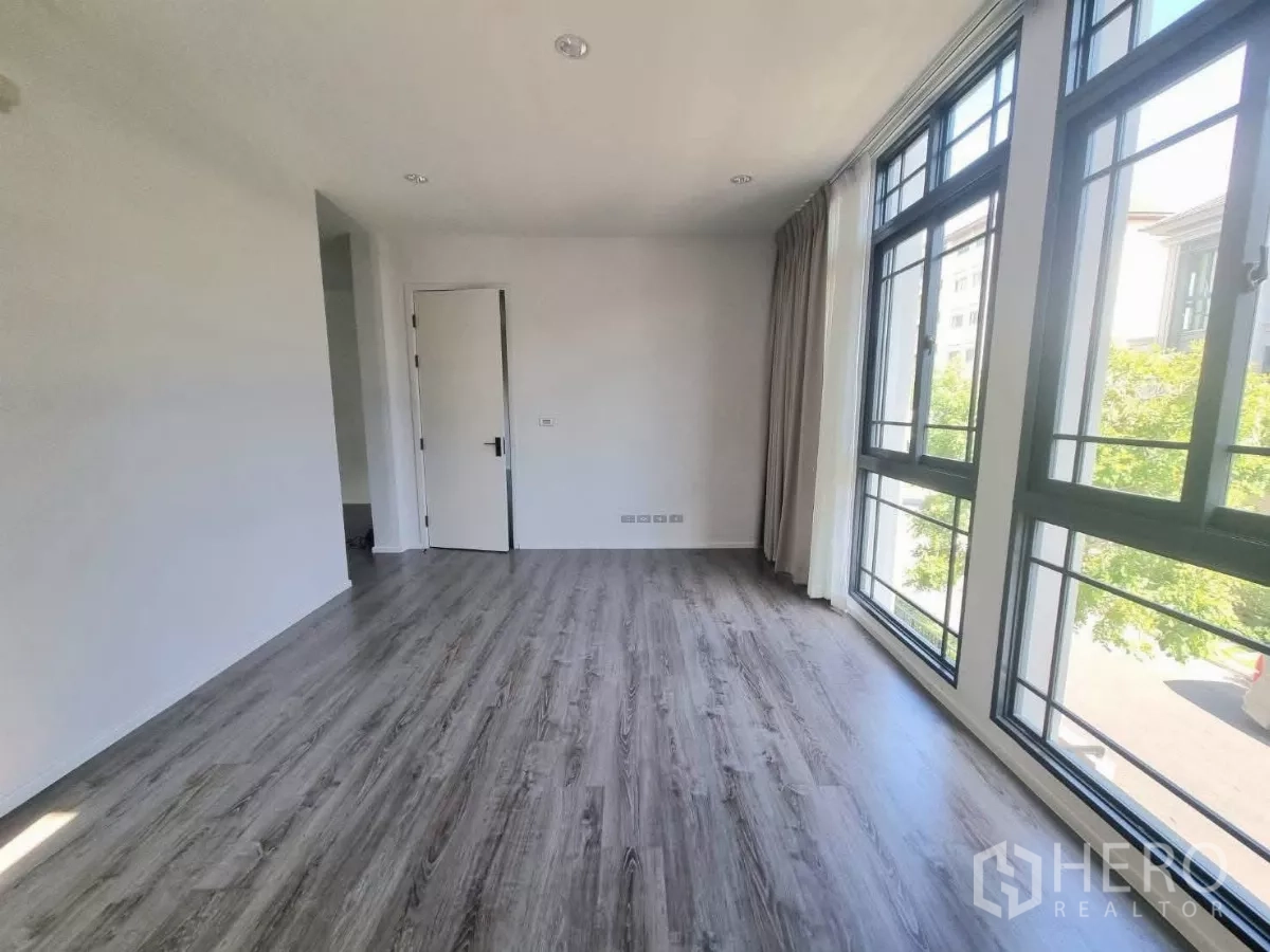 บ้าน ขายในPrawet, Bangkok - ห้องนอนมีหน้าต่างสูงเต็มผนังและพื้นไม้