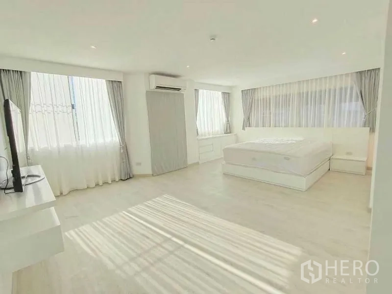 คอนโด ให้เช่าในBang Rak, Bangkok - ห้องนอนมุมกว้าง มีหน้าต่างรอบด้าน ผ้าม่าน เครื่องปรับอากาศ และเตียงขนาดใหญ่