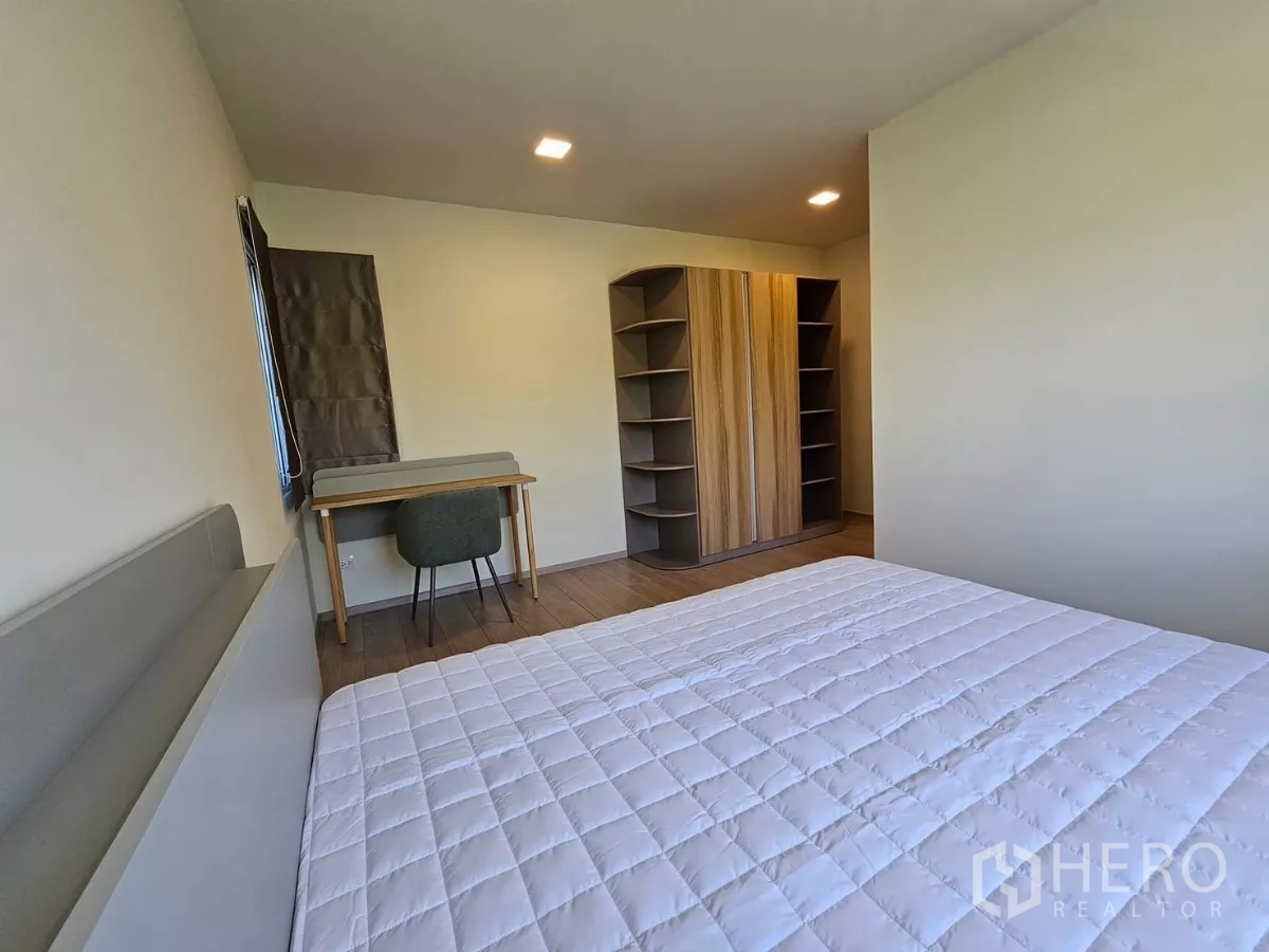 Detached House for rent in Bang Phli, Samut Prakan - Furnished bedroom with wardrobe, desk and warm wood floors.